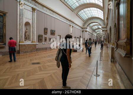 Personnes et visiteurs aléatoires au musée du Louvre à Paris Banque D'Images