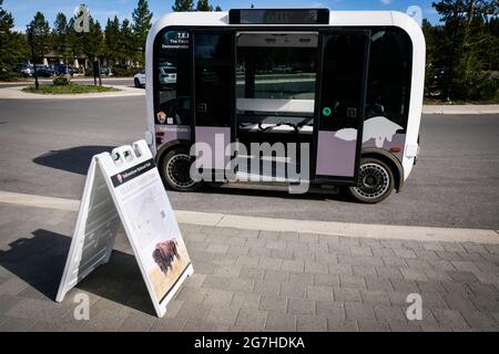 La navette électrique de la compagnie BEEP (EV) pour LES FANES sans conducteur est utilisée pour transporter des touristes à Canyon Village dans le parc national de Yellowstone, Wyoming, États-Unis. Banque D'Images