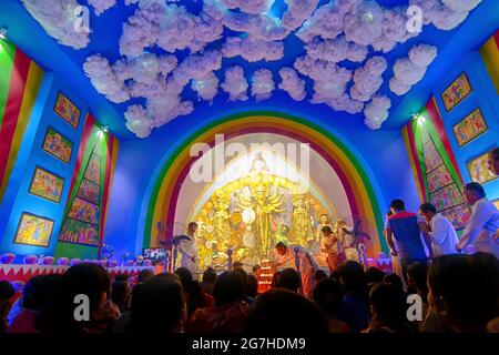 KOLKATA , INDE - 9 OCTOBRE 2016 : Priest priant à la déesse Durga, fête de Durga Puja. Plus grand festival religieux de l'hindouisme et Kolka Banque D'Images