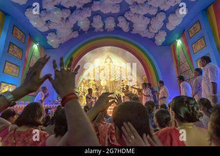 KOLKATA , INDE - 9 OCTOBRE 2016 : Priest priant à la déesse Durga, fête de Durga Puja. Plus grand festival religieux de l'hindouisme et Kolka Banque D'Images