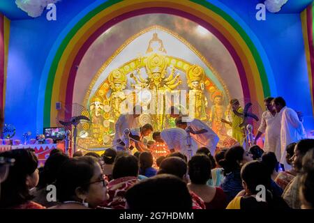 KOLKATA , INDE - 9 OCTOBRE 2016 : Priest priant à la déesse Durga, fête de Durga Puja. Plus grand festival religieux de l'hindouisme et Kolka Banque D'Images