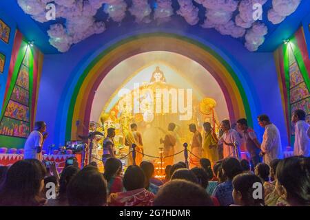 KOLKATA , INDE - 9 OCTOBRE 2016 : Priest priant à la déesse Durga, fête de Durga Puja. Plus grand festival religieux de l'hindouisme et Kolka Banque D'Images