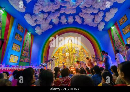 KOLKATA , INDE - 9 OCTOBRE 2016 : Priest priant à la déesse Durga, fête de Durga Puja. Plus grand festival religieux de l'hindouisme et Kolka Banque D'Images