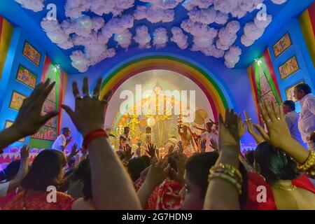 KOLKATA , INDE - 9 OCTOBRE 2016 : Priest priant à la déesse Durga, fête de Durga Puja. Plus grand festival religieux de l'hindouisme et Kolka Banque D'Images