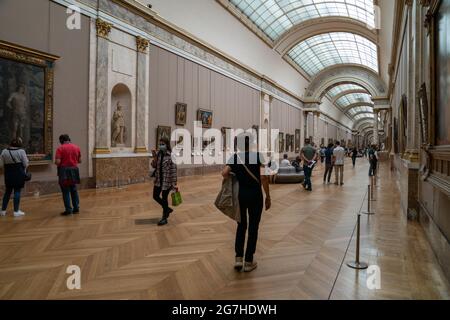 Personnes et visiteurs aléatoires au musée du Louvre à Paris Banque D'Images