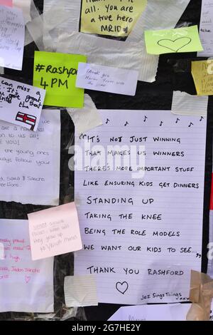 Gros plan d'une petite partie de la murale géante Marcus Rashford du joueur de Manchester United à Withington, Manchester, Angleterre, Royaume-Uni, qui a été vandalisée par des graffitis abusifs après la défaite de l'Euro2020 en Angleterre le 11 juillet 2021. La fresque a été créée par l'artiste de rue d'origine française Akse P19 sur le mur du café Coffee House sur la rue Copson. Les gens ont laissé des milliers de notes de soutien, de photos, de drapeaux, de fleurs et de messages antiracistes à la suite de la défiguation. Banque D'Images