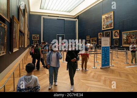 Personnes et visiteurs aléatoires au musée du Louvre à Paris Banque D'Images