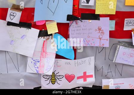 Gros plan d'une petite partie de la murale géante Marcus Rashford du joueur de Manchester United à Withington, Manchester, Angleterre, Royaume-Uni, qui a été vandalisée par des graffitis abusifs après la défaite de l'Euro2020 en Angleterre le 11 juillet 2021. La fresque a été créée par l'artiste de rue d'origine française Akse P19 sur le mur du café de la Maison de café sur la rue Copson.les gens ont laissé des milliers de notes de soutien, des images, des drapeaux, des fleurs et des messages antiracistes après la défiguation. Banque D'Images