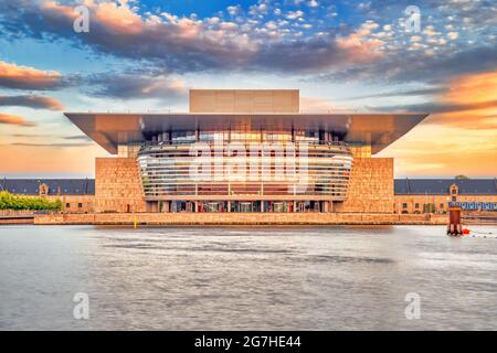 Copenhague, Danemark - 02 juillet 2021 : l'Opéra de Copenhague dans la soirée avec coucher de soleil lumière chaude et nuages colorés Banque D'Images