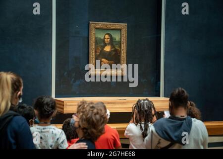 Personnes et visiteurs aléatoires au musée du Louvre à Paris Banque D'Images