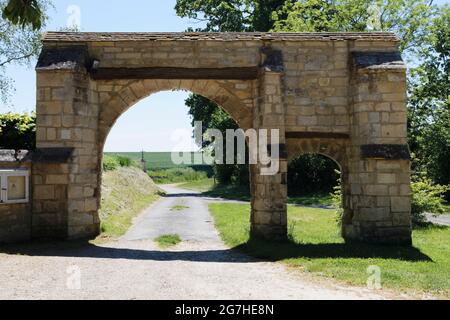 Porte voûtée de l'église Saint-Quentin, Nucourt, Val d'Oise, France Banque D'Images