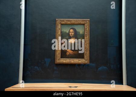 Personnes et visiteurs aléatoires au musée du Louvre à Paris Banque D'Images