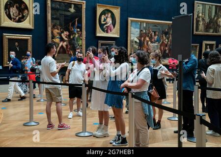 Personnes et visiteurs aléatoires au musée du Louvre à Paris Banque D'Images