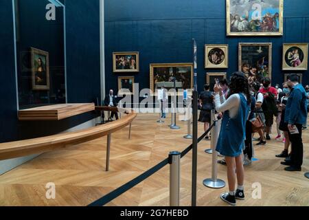 Personnes et visiteurs aléatoires au musée du Louvre à Paris Banque D'Images