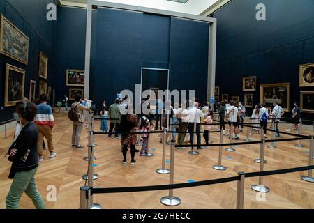 Personnes et visiteurs aléatoires au musée du Louvre à Paris Banque D'Images