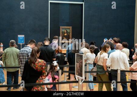 Personnes et visiteurs aléatoires au musée du Louvre à Paris Banque D'Images