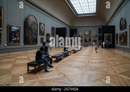Personnes et visiteurs aléatoires au musée du Louvre à Paris Banque D'Images