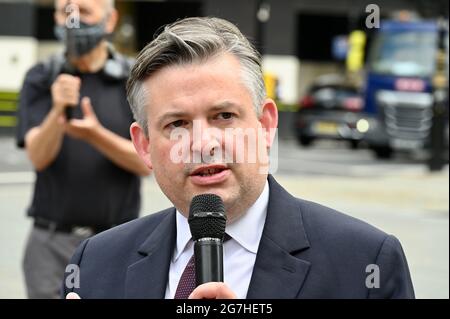 Westminster, Londres, 14/07/2021, Jonathan Ashworth, député de Shadow of State for Health and social Care, s'est adressé à une manifestation demandant l'abandon du projet de loi sur la santé et les soins sociaux.en face des chambres du Parlement, Westminster. ROYAUME-UNI Banque D'Images