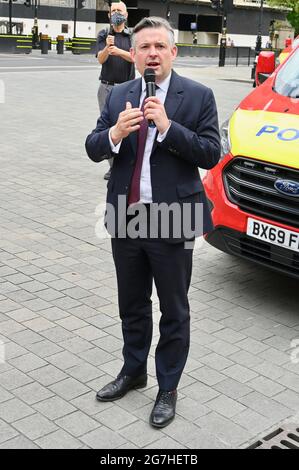 Westminster, Londres, 14/07/2021, Jonathan Ashworth, député de Shadow of State for Health and social Care, s'est adressé à une manifestation demandant l'abandon du projet de loi sur la santé et les soins sociaux.en face des chambres du Parlement, Westminster. ROYAUME-UNI Banque D'Images