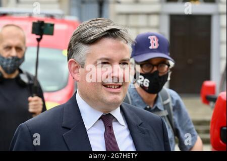 Westminster, Londres, 14/07/2021, Jonathan Ashworth, député de Shadow of State for Health and social Care, s'est adressé à une manifestation demandant l'abandon du projet de loi sur la santé et les soins sociaux.en face des chambres du Parlement, Westminster. ROYAUME-UNI Banque D'Images