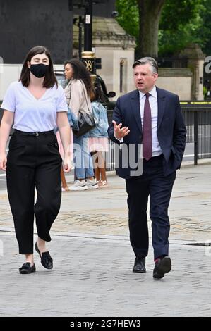 Westminster, Londres, 14/07/2021, Jonathan Ashworth, député de Shadow of State for Health and social Care, s'est adressé à une manifestation demandant l'abandon du projet de loi sur la santé et les soins sociaux.en face des chambres du Parlement, Westminster. ROYAUME-UNI Banque D'Images