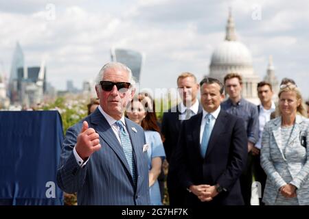 Le Prince de Galles s'adresse aux commerçants et autres membres du personnel lors d'une visite à Goldman Sachs dans le centre de Londres, afin de reconnaître l'engagement de l'entreprise envers le Royaume-Uni. Date de la photo: Mercredi 14 juillet 2021. Banque D'Images