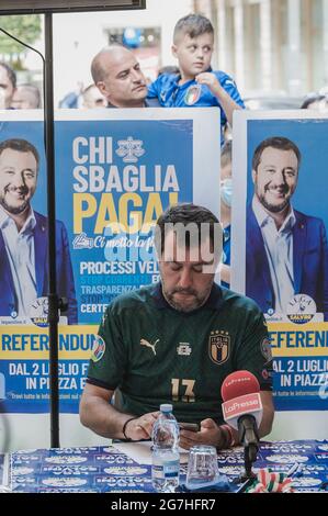 Cosenza, Italie. 12 juillet 2021. Matteo Salvini (C) a vu vérifier son téléphone avant la conférence de presse. Matteo Salvini, chef du parti populiste de droite la Ligue, a inauguré le nouveau siège social à Cosenza en présence du gouverneur régional Antonino Spirlì, des partisans locaux et de la presse. Crédit : SOPA Images Limited/Alamy Live News Banque D'Images