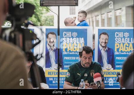 Cosenza, Italie. 12 juillet 2021. Matteo Salvini (C) a vu vérifier son téléphone avant la conférence de presse. Matteo Salvini, chef du parti populiste de droite la Ligue, a inauguré le nouveau siège social à Cosenza en présence du gouverneur régional Antonino Spirlì, des partisans locaux et de la presse. Crédit : SOPA Images Limited/Alamy Live News Banque D'Images