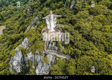 Vue aérienne de Don Sai, statue du Christ Rédempteur, à Ratchaburi, Thaïlande, Asie du Sud-est Banque D'Images