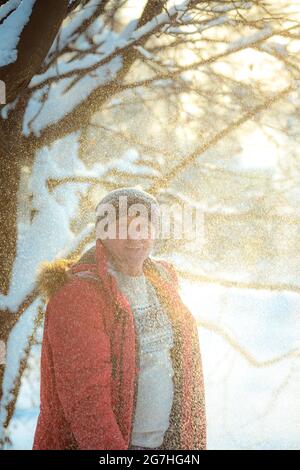 Portrait d'un homme en une journée enneigée dans la forêt. Le gars en vêtements de sport d'hiver. Banque D'Images