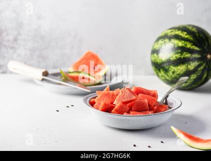 Salade de fruits saine de pastèque dans un bol sur fond clair. Cuisine propre, concept végétarien. Copier l'espace. Banque D'Images