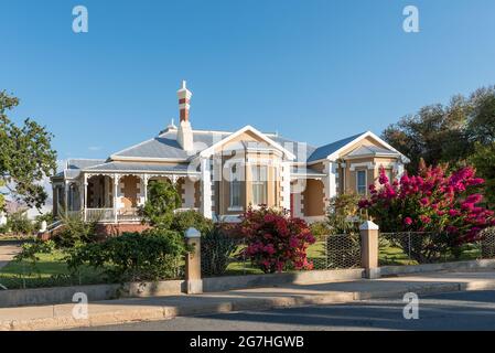 PRINCE ALBERT, AFRIQUE DU SUD - le 20 AVRIL 2021 : une scène de rue, avec une maison historique, à Prince Albert, dans la province du Cap occidental Banque D'Images