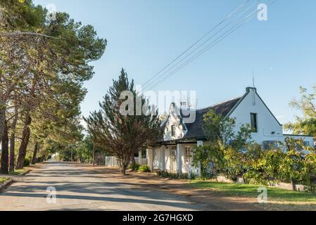 PRINCE ALBERT, AFRIQUE DU SUD - 20 AVRIL 2021 : scène de rue en fin d'après-midi, avec une maison du Cap-Dutch, à Prince Albert, dans la province du Cap occidental Banque D'Images