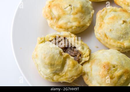 Steak Pies sur une assiette - mini-tourtes de bœuf sur fond blanc avec espace de copie Banque D'Images