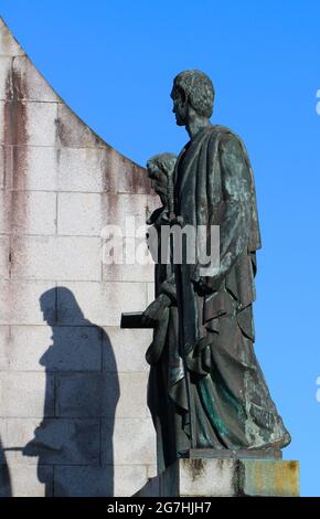 Gros plan de statues sur un monument à assassiner ancien Premier ministre espagnol Luis Carrero Blanco dans un matin ensoleillé de printemps Santona Cantabria Espagne Banque D'Images