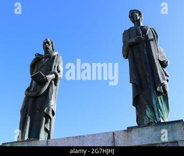 Gros plan de statues sur un monument à assassiner ancien Premier ministre espagnol Luis Carrero Blanco dans un matin ensoleillé de printemps Santona Cantabria Espagne Banque D'Images