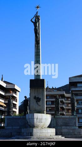 Monument à assassiner ancien Premier ministre espagnol Luis Carrero Blanco avec des immeubles d'appartements derrière Sunny Spring Morning Santana Cantabria Espagne Banque D'Images