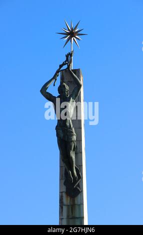 Détail gros plan d'un monument assassiné ex-Premier ministre espagnol Luis Carrero Blanco dans un matin ensoleillé de printemps Santona Cantabria Espagne Banque D'Images