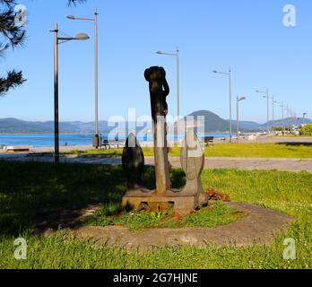 Les navires sont exposés dans une zone gazée à côté de la promenade dans la baie de Santona Cantabria Espagne Banque D'Images