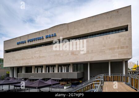 Le Royal Festival Hall est un lieu de concert, de danse et de discussions de 2,700 places situé au Southbank Center de Londres, sur la rive sud de la Tamise Banque D'Images