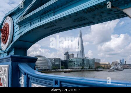 Le Shard vu à travers la superstructure de Tower Bridge fournissant un contraste entre l'ingénierie victorienne et du 21ème siècle à Londres Banque D'Images