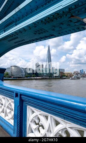 Le Shard vu à travers la superstructure de Tower Bridge fournissant un contraste entre l'ingénierie victorienne et du 21ème siècle à Londres Banque D'Images