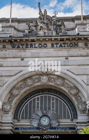 La Victory Arch de 1922, l'entrée principale de la gare de Waterloo, commémore 585 employés de London et de South Western Railway décédés lors de la première Guerre mondiale Banque D'Images