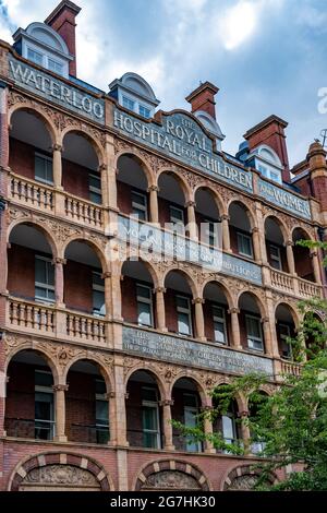 Royal Hospital for Children and Women, Waterloo Road, construit en 1905 style Renaissance Lombardic, avec le porche de la vaisselle de Doulton et la signalisation maintenant une auberge Banque D'Images