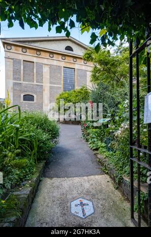 Entrée dans les jardins de l'église anglicane St John's, Waterloo, construite de 1822 à 24 dans le style de la renaissance grecque, conçue par Francis Octavius Bedford. Banque D'Images