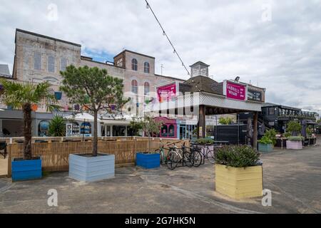 Gabrie'ls Wharf, sur la rive sud, à côté de la promenade Riverside, où se trouvent boutiques, restaurants et bars, un site touristique populaire Banque D'Images