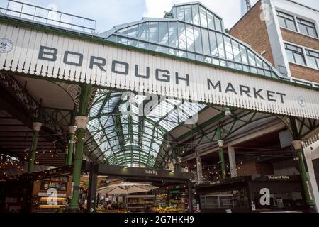 Entrée au marché Borough un marché couvert traditionnel de stands de nourriture et de boissons, restaurants et boutiques, un lieu touristique populaire dans Southwark Banque D'Images