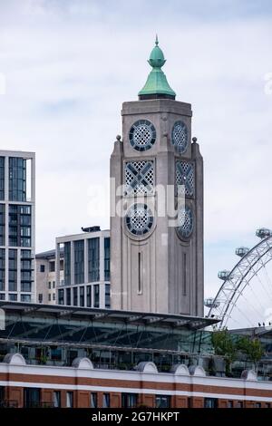 OXO Tower Wharf, un quai industriel converti, maintenant des bureaux, des boutiques et des logements sur la rive sud, près de Waterloo surplombant la Tamise Banque D'Images