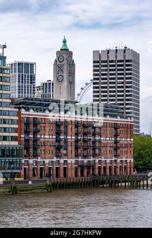 OXO Tower Wharf, un quai industriel converti, maintenant des bureaux, des boutiques et des logements sur la rive sud, près de Waterloo surplombant la Tamise Banque D'Images