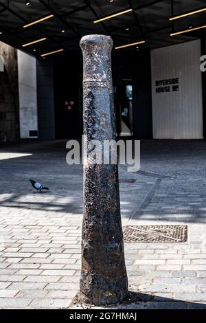 Rare et original Grade II inscrit le canon du 17e C utilisé comme un bollard sous le pont de Southwark, un des premiers de son type. Banque D'Images